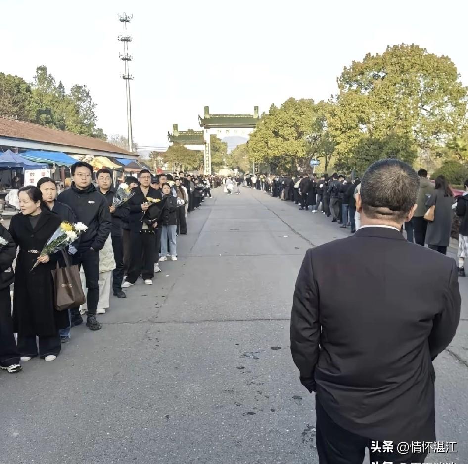 张雪峰老师的去世，在社会中引发的关注远超出很多人的预想。或许有的人不明白，他只是