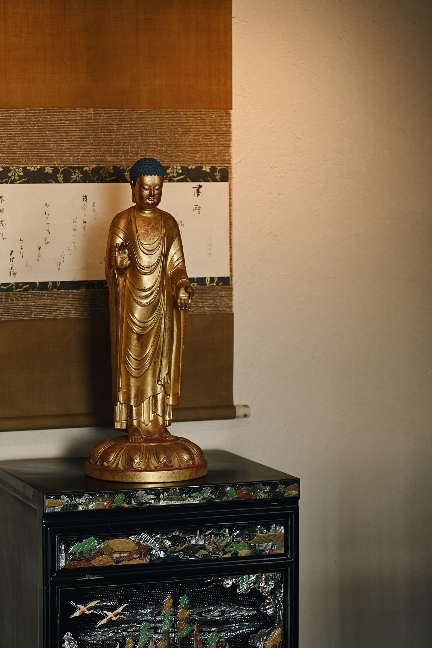 香樟木×髹金 | 释迦牟尼释迦牟尼自在而立，螺髻刻划分明，慈悲垂眸，衣纹流畅自然