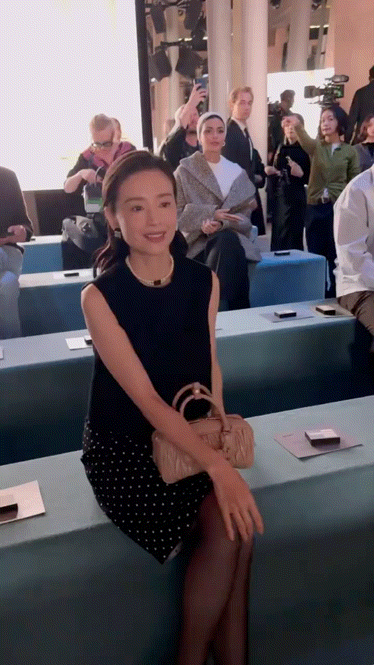 董洁、赵今麦、易梦玲、林允儿在巴黎时装周的miumiu秀场看秀，来看看现场图。 