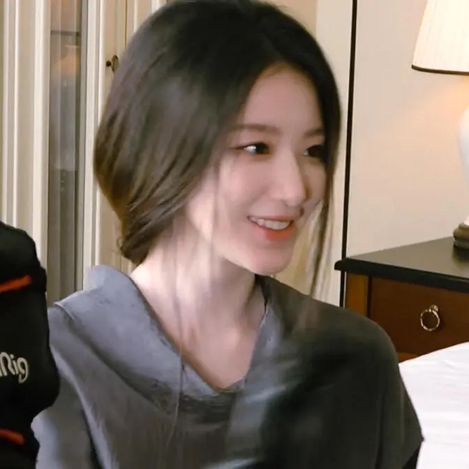 这组照片标题叫只要不眨眼就出片的女人 求让我也长椰树花这样的纯天然美神脸…🫘：