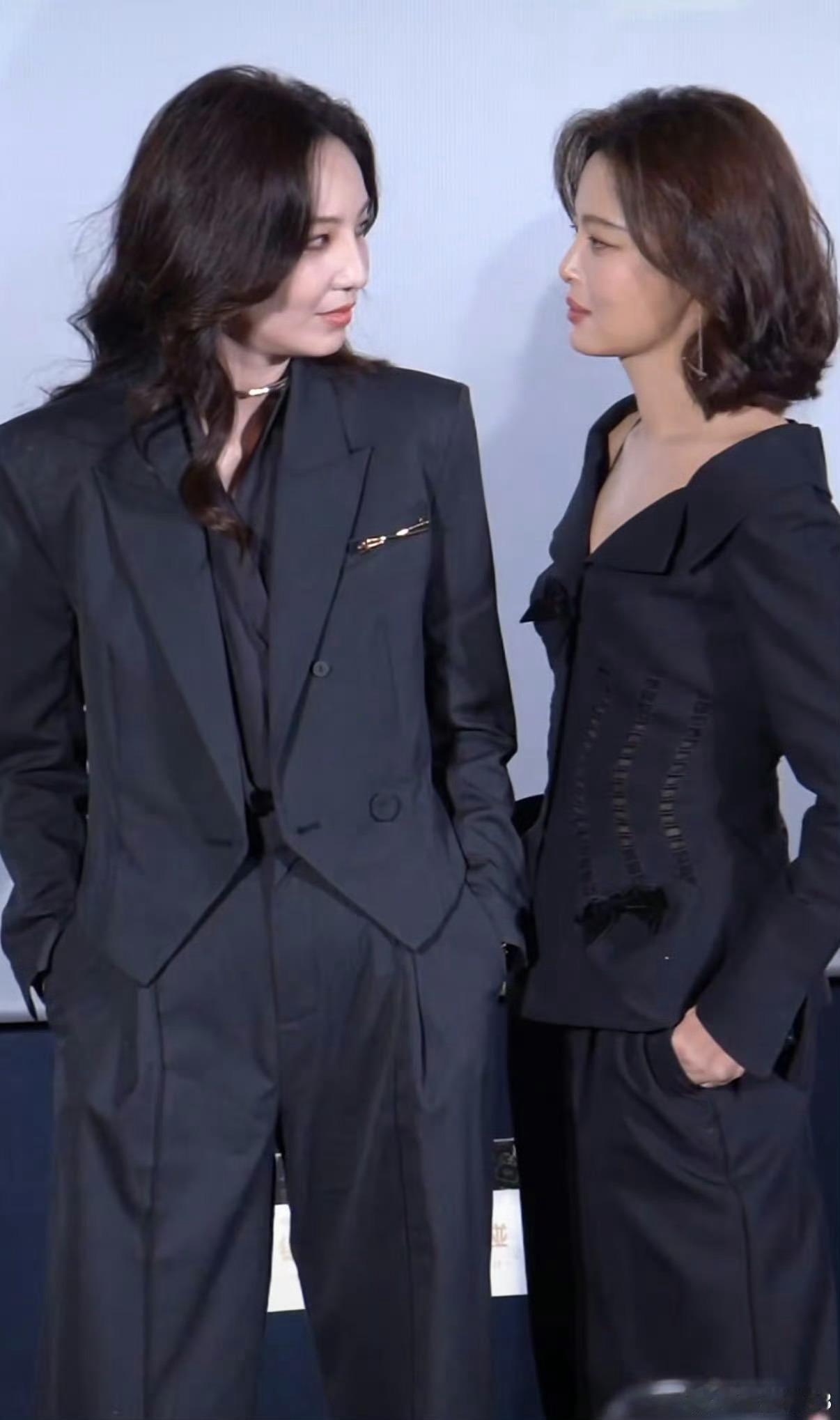 辛芷蕾你这么亲郑希怡咋招架辛芷蕾隔空送吻这操作可太勇，一下就把郑希怡撩到破功，那