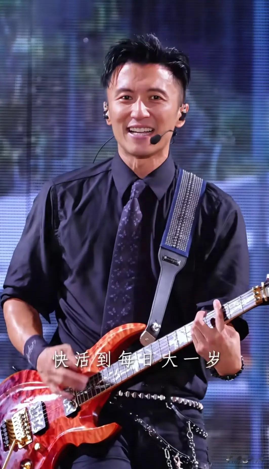看完谢霆锋青岛演唱会的现场片段，我久久留意着他的神情。脸上勉强维持着笑意，眼底却