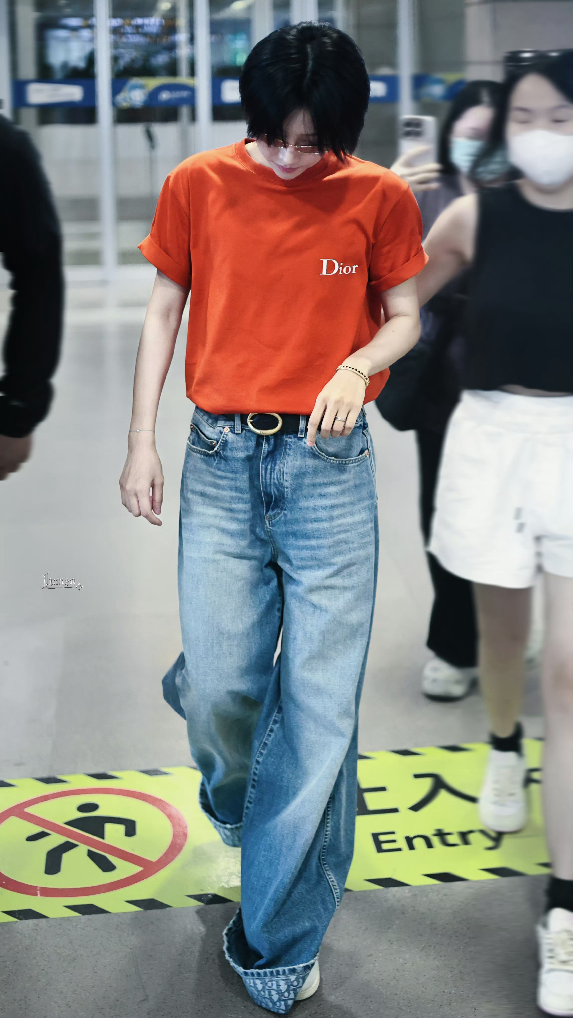 大秀直击 刘雨昕巴黎高定时装周回国路透，身穿Dior刺绣T恤，搭配宽松牛仔裤与利