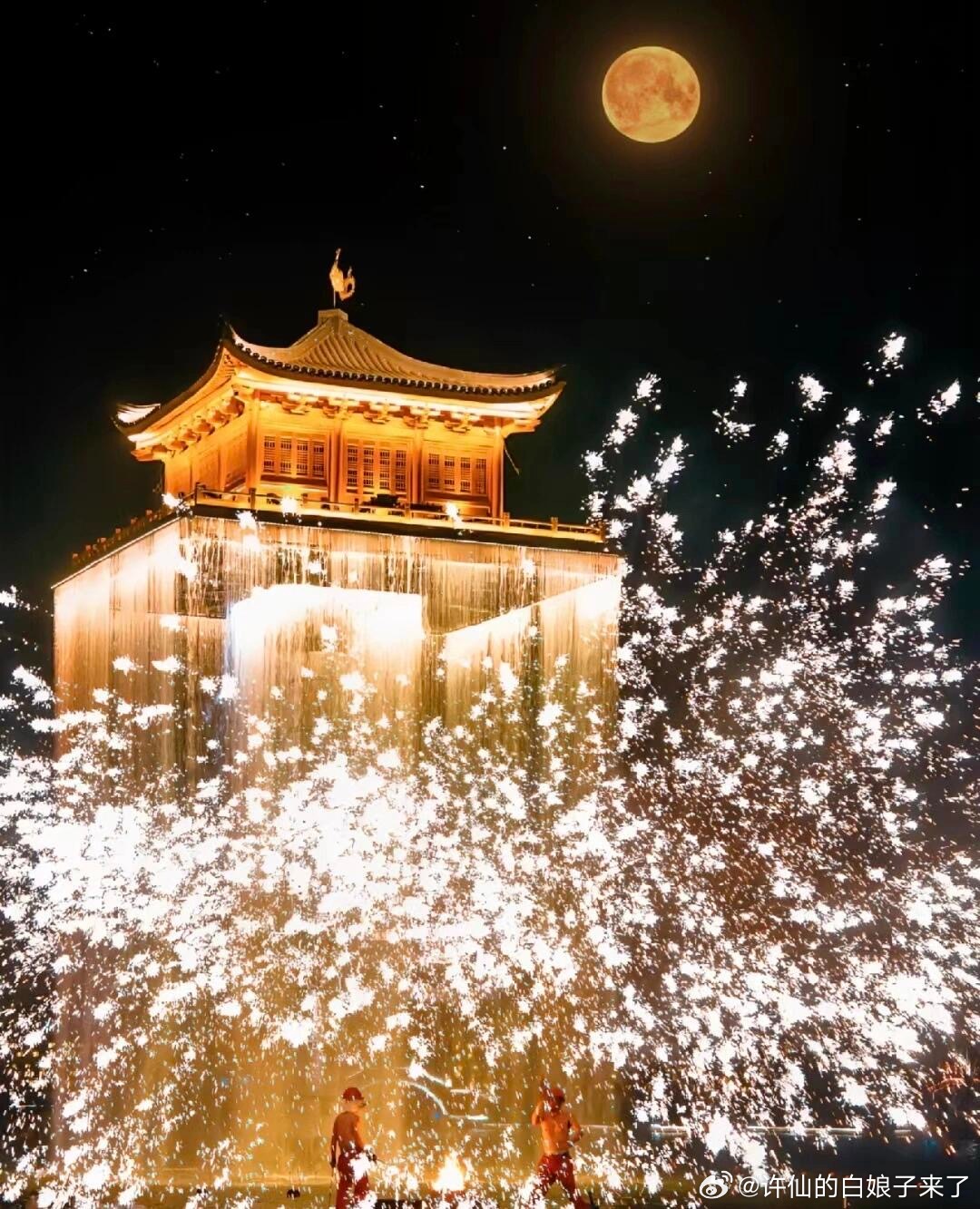 穿越千年看北宋元宵节灯火穿越千年，北宋上元盛景遇上现代电光。昔日花灯映街巷，今朝