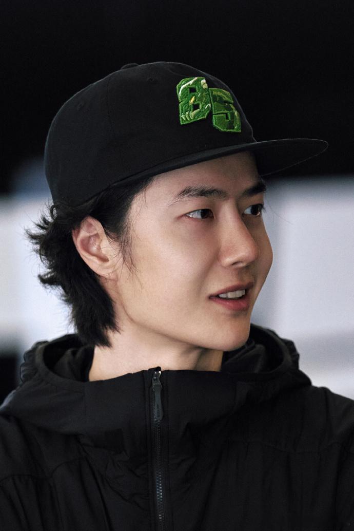 王一博85号赛前的两种状态王一博稳控方寸    王一博稳控方寸，王一博85号赛前