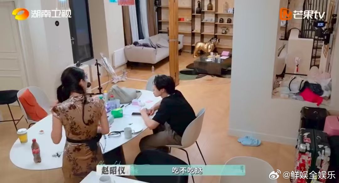 颜安赵昭仪800个心眼全用在吃上了 颜安赵昭仪偷吃蛋挞被抓包！想偷一个再分，结果