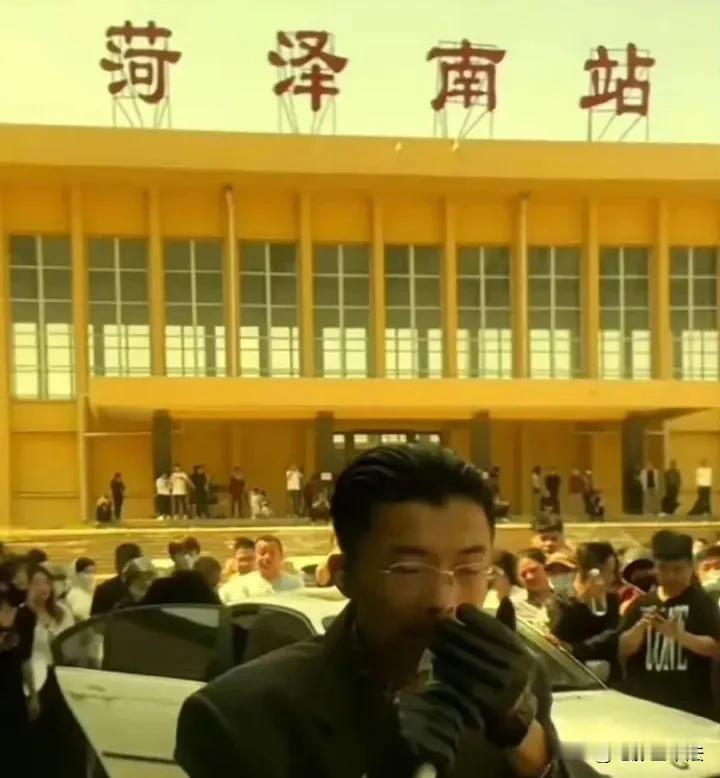 别人可以不喜欢郭有才，唯独菏泽人不可以。

郭有才走红10几天就赚了普通人一辈子