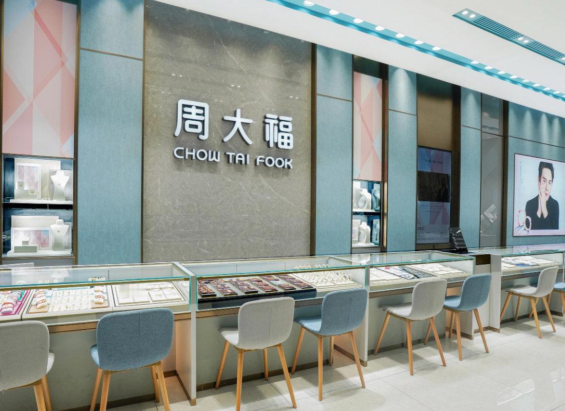 【周大福年内首轮调价周大福回应一口价金饰涨价20%】5月14日，周大福珠宝系统价
