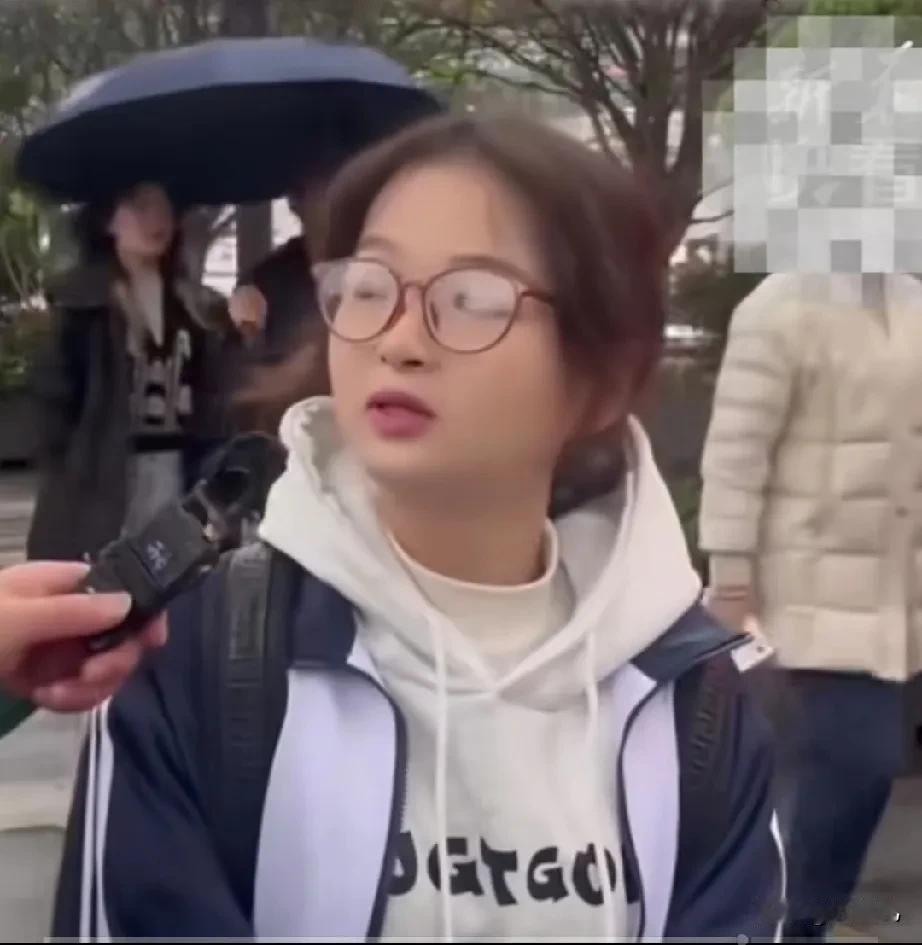 什么是父爱？
这位小姑娘给予最好的诠释和最高的评价！

父爱是隐于无声中的惊雷！