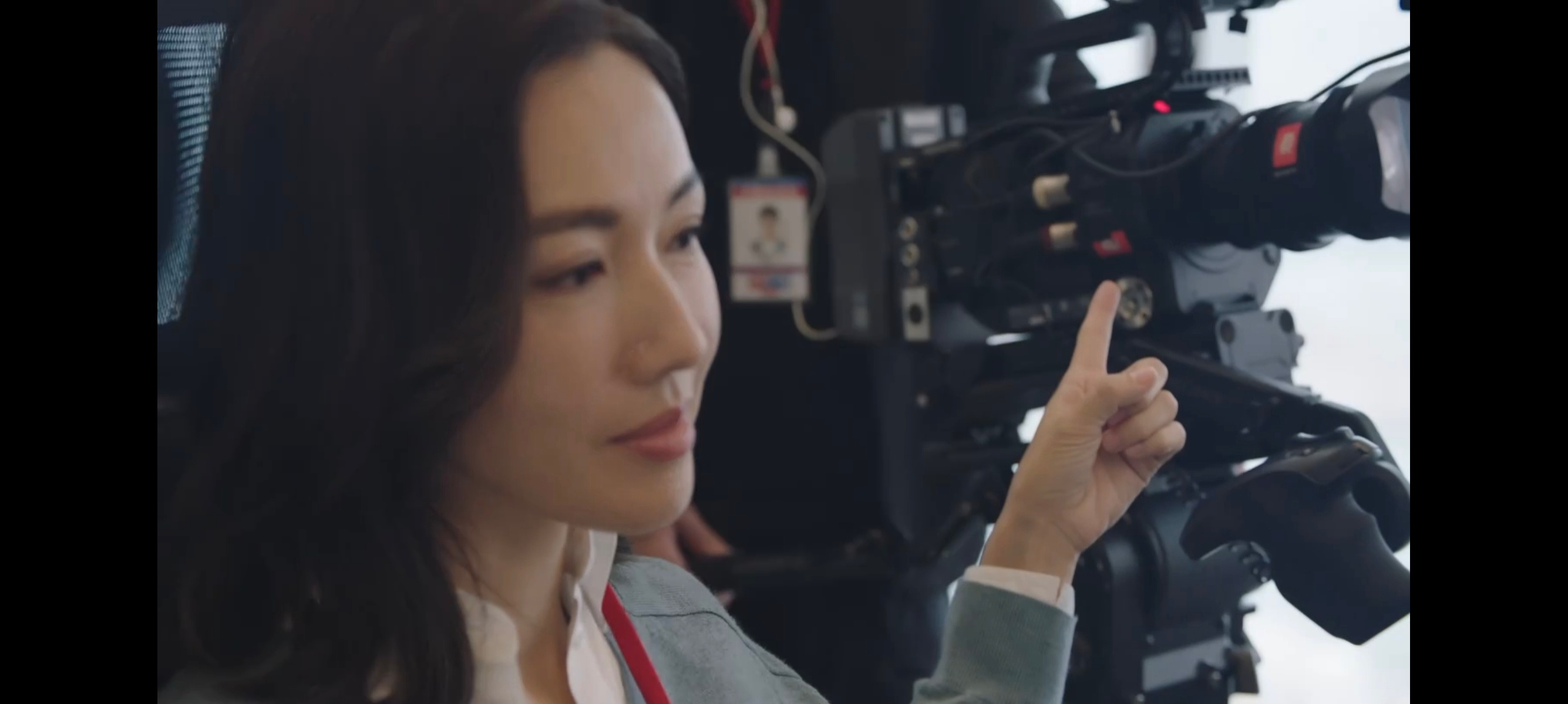 没办法不爱张家妍。你的赤诚和固执看上去有点傻，总是穿着最方便的衬衫牛仔裤，视“黄