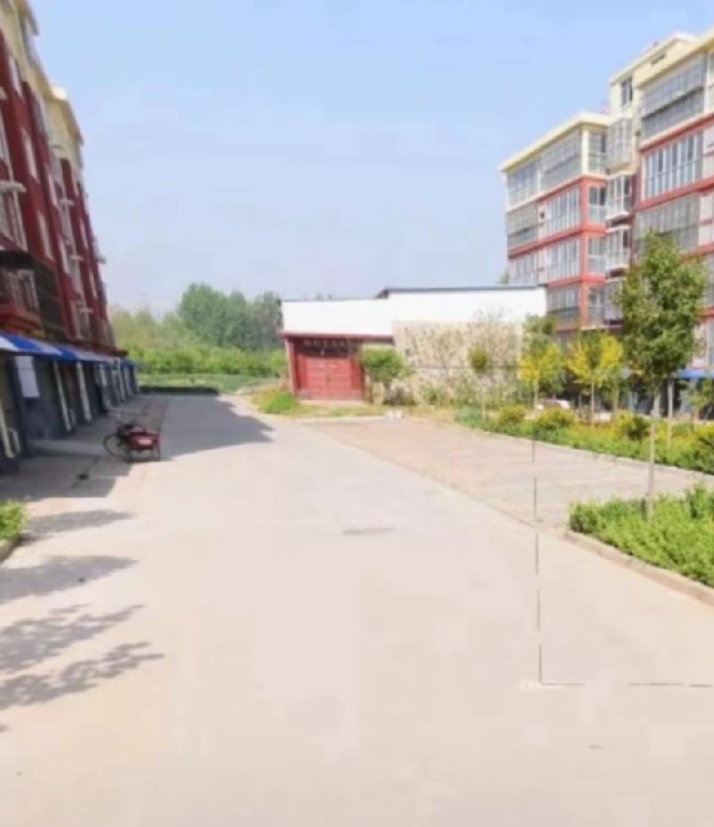 临沂王桥这家钉子户，小区2栋楼之间的道路，自己房子横着，堵住占一半，看起来好奇怪