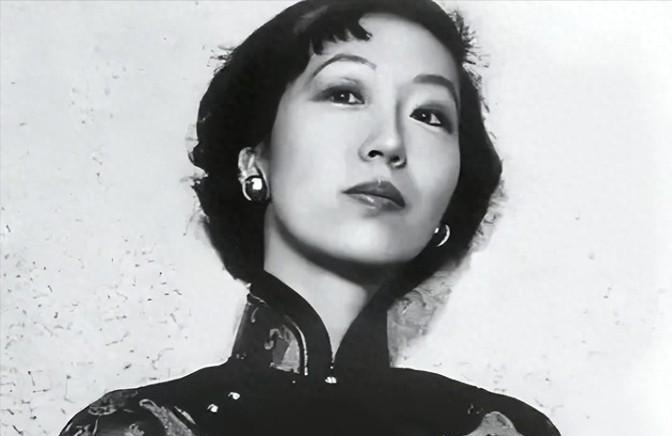 1956年，36岁张爱玲吃下堕胎药，在床上痛得直打滚。突然，孩子掉出来，她长舒一