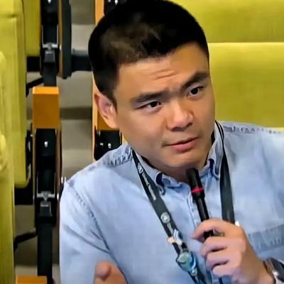 中国记者连环发问，把联合国秘书长问到结巴、语塞、脸都绷不住。你纪念广岛，却不敢说