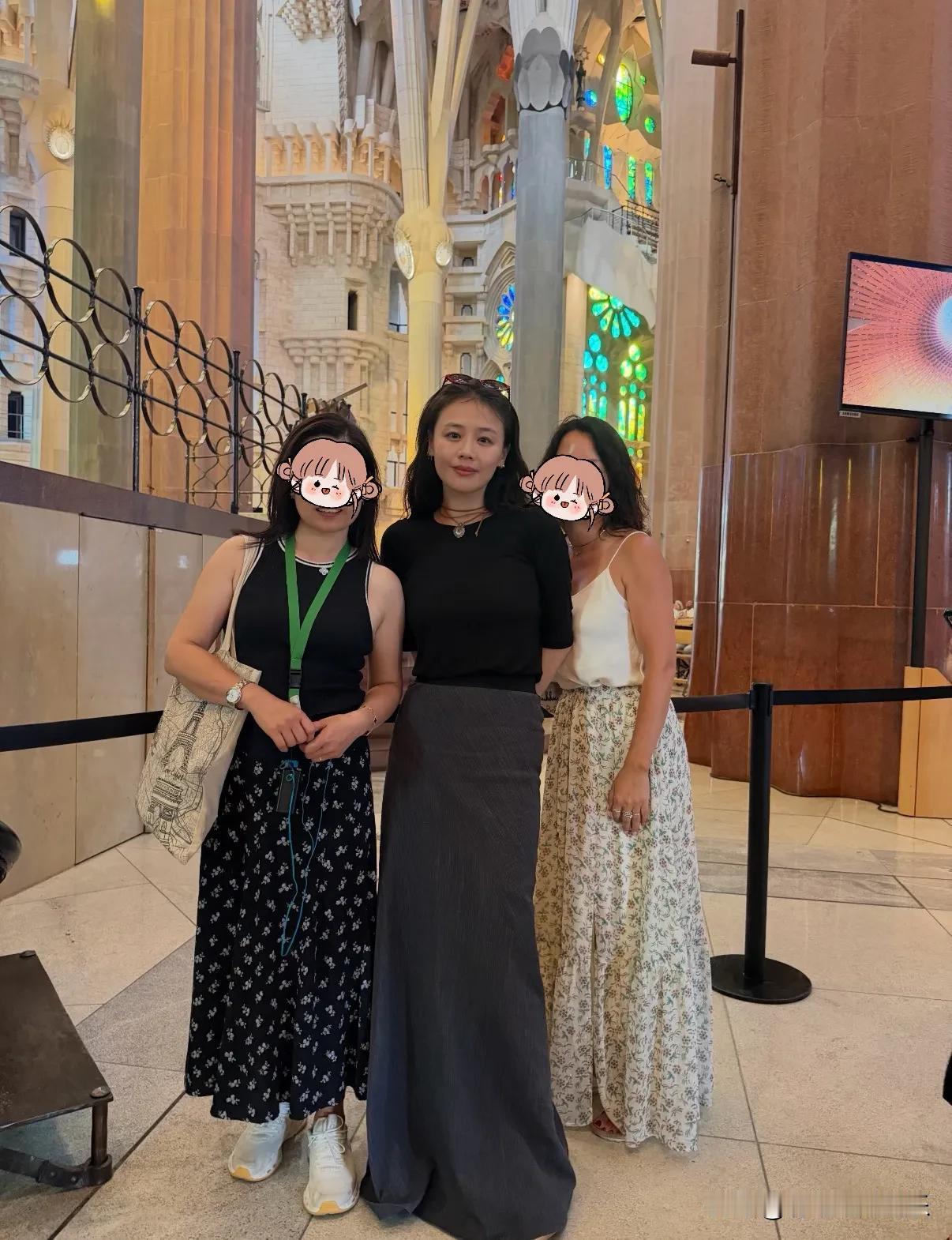 路人偶遇马思纯，没想到她私下挺漂亮的，身高一米七，头小脸小身材好，穿着鱼尾裙真的