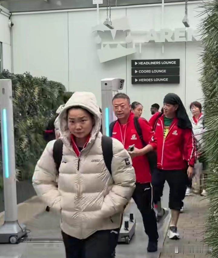 头顶一块布，世上我最富，当 coco把头转过去的时候。我还纳闷怎么有个外国人跟着