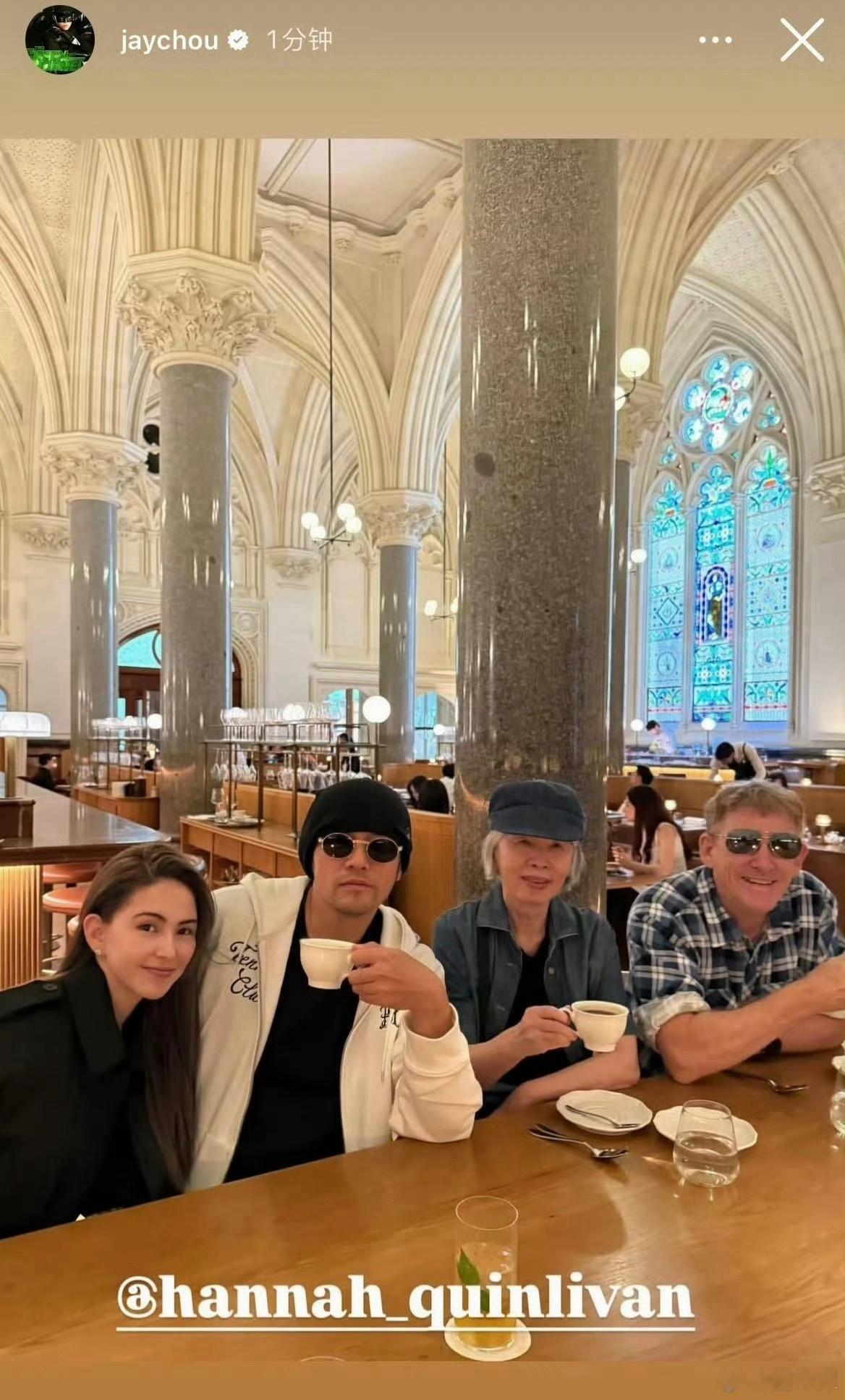 周杰伦昆凌与周妈昆爸合照 好幸福的氛围💫 