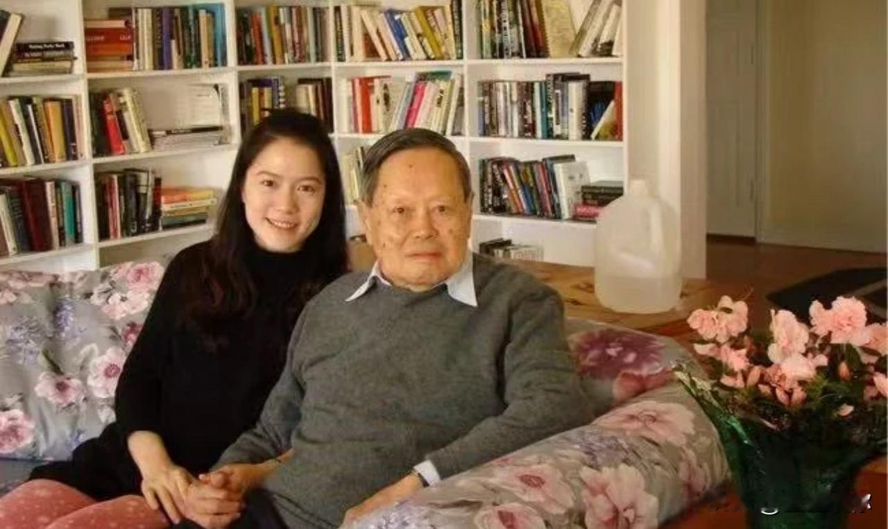 很感慨，翁帆这种眼神中的富足平静可爱不是有钱能养出来的。杨老仿佛是一个青年人，行