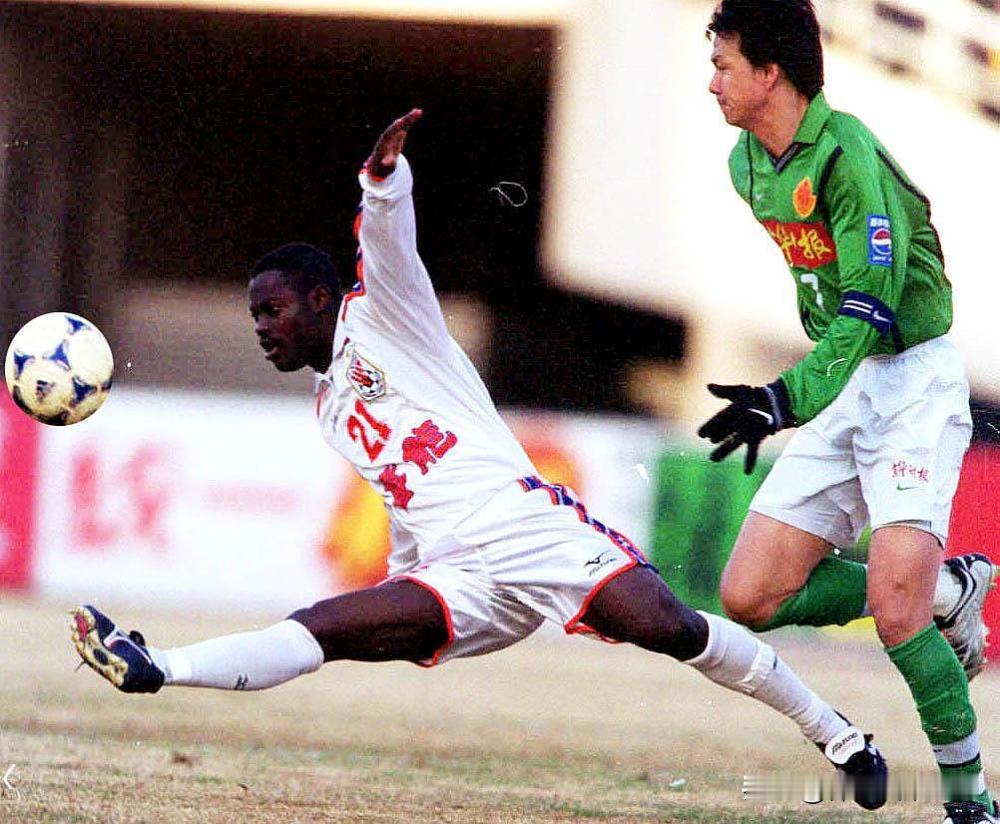 泰山20多年岁月，黑人外援名场面封神！11粒经典进球，新援191cm黑又硬补强后