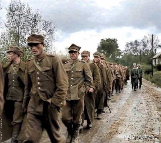 1939年，被俘的波兰士兵。战争初期，德军势如破竹，“闪电战”快速推进，大量波军