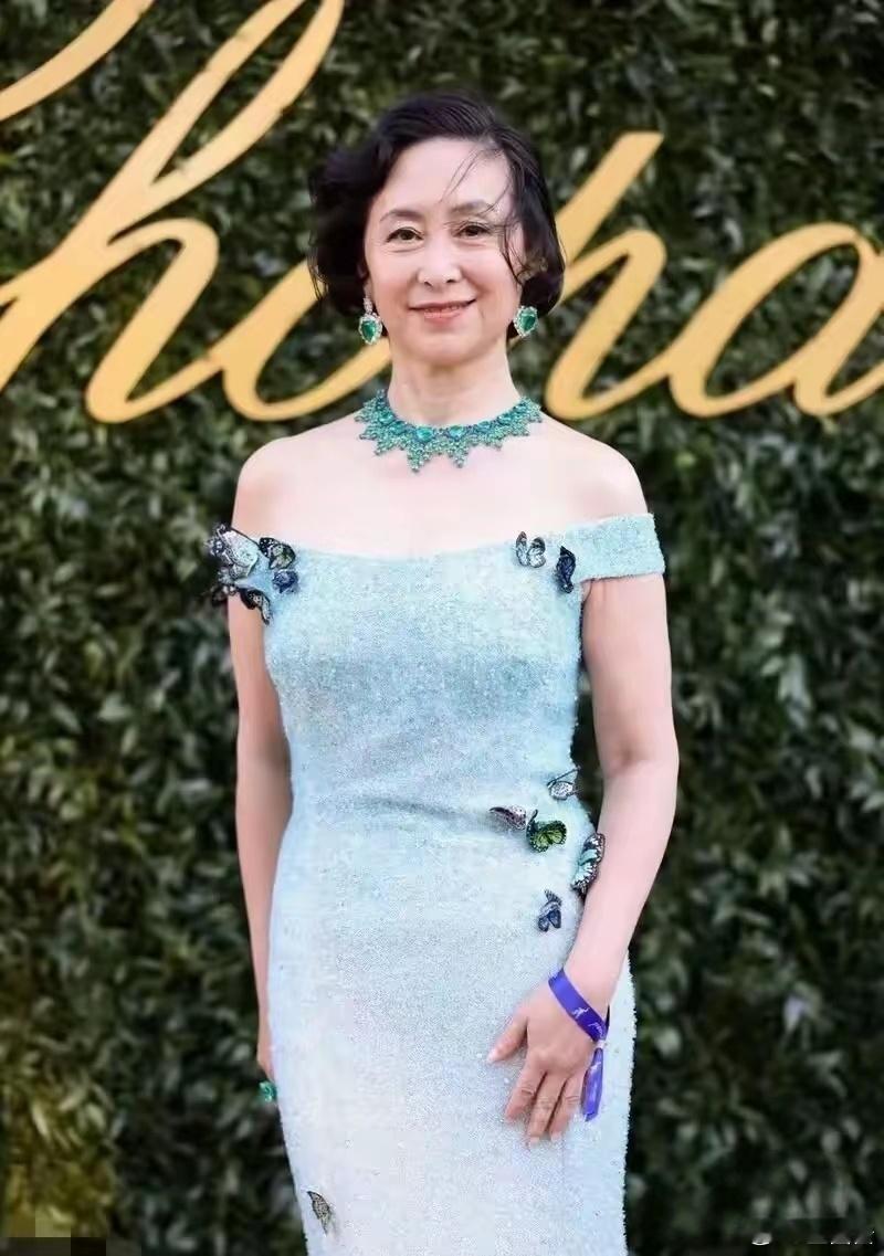 何超琼带祖母绿亮相戛纳何超戴的这套首饰真的被美呆了，这才是顶级珠宝的光感和质感吧