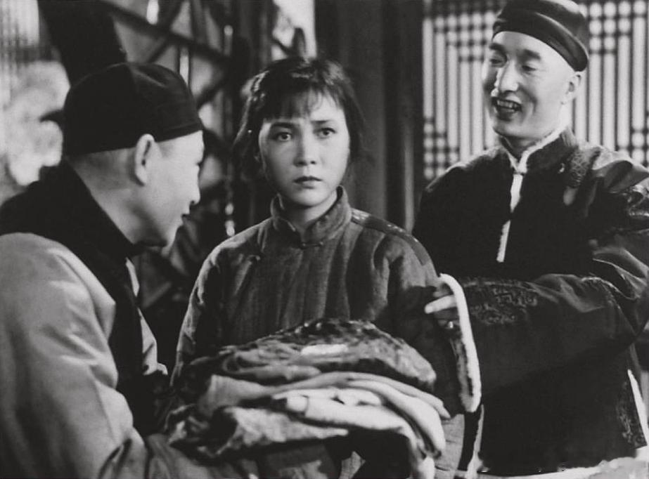 1950年电影《白毛女》剧照，中间是田华饰演的喜儿，右面是陈强饰演的黄世仁历史影