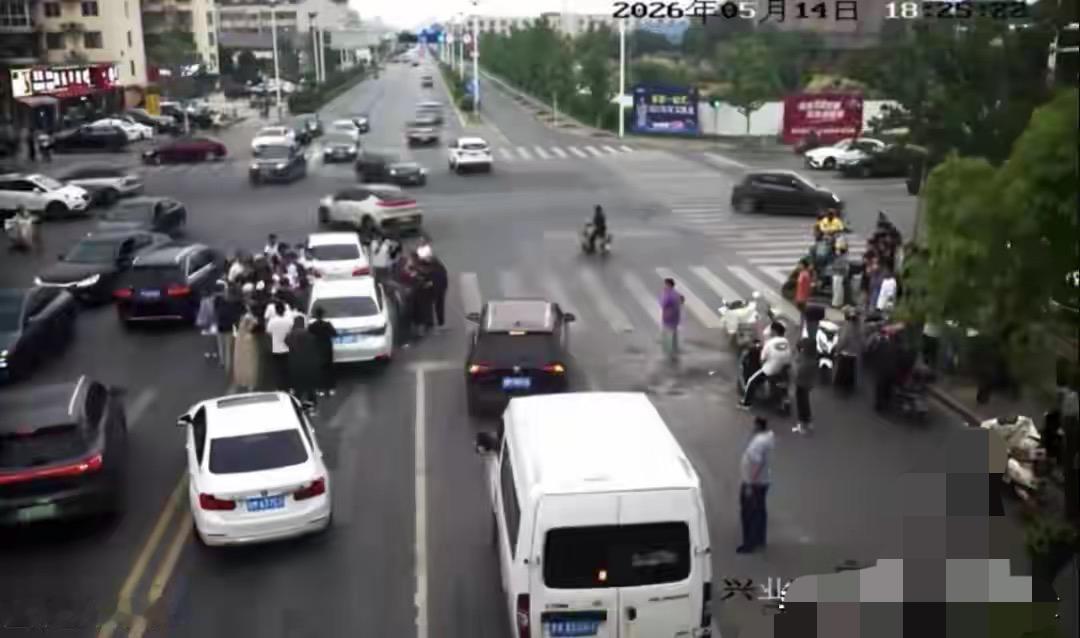 这才是真正的“把善意传下去”！江苏靖江护士王芳的故事，看完真想给她鞠个躬。
5月
