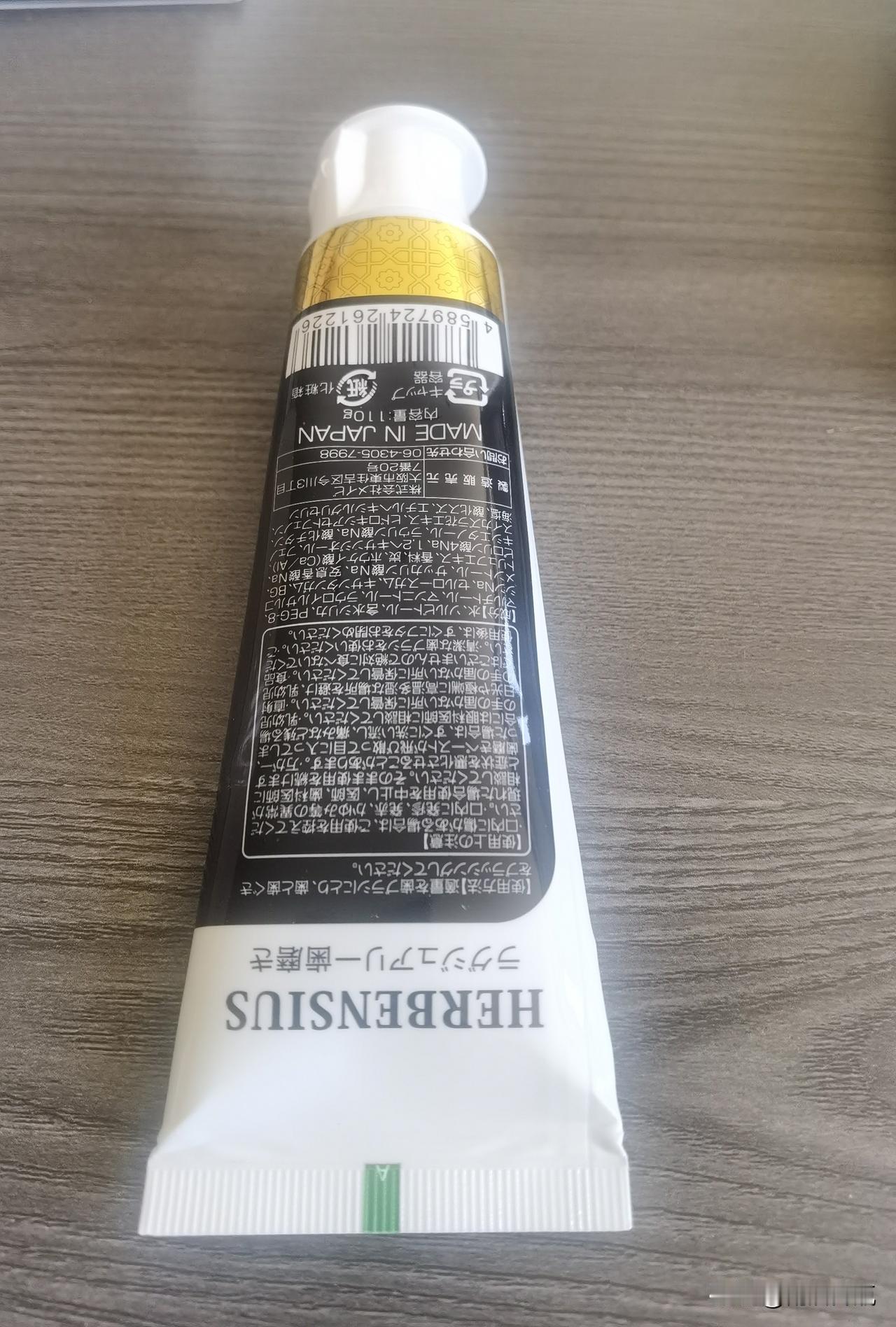 一直想不明白，像牙膏，洗面奶之类，为什么底端设计成方形？见图一 ，使用时拿在手上