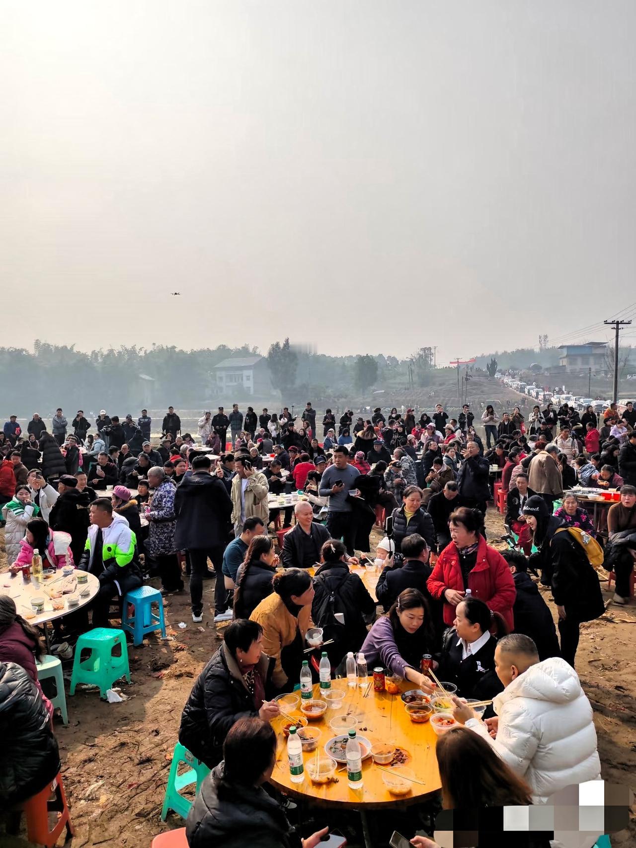 重庆文旅这波操作，真的是把我看傻了。
​前脚那个“300桌”的热度刚冒头，后脚官