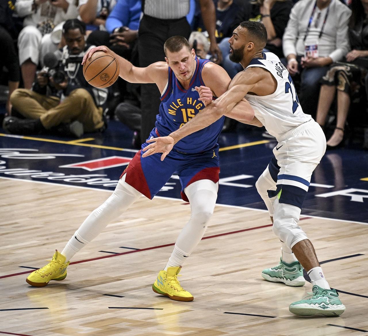 戈贝尔太厉害了，成为森林狼险胜掘金的关键，两队实力接近，戈贝尔成为单防约基奇最好