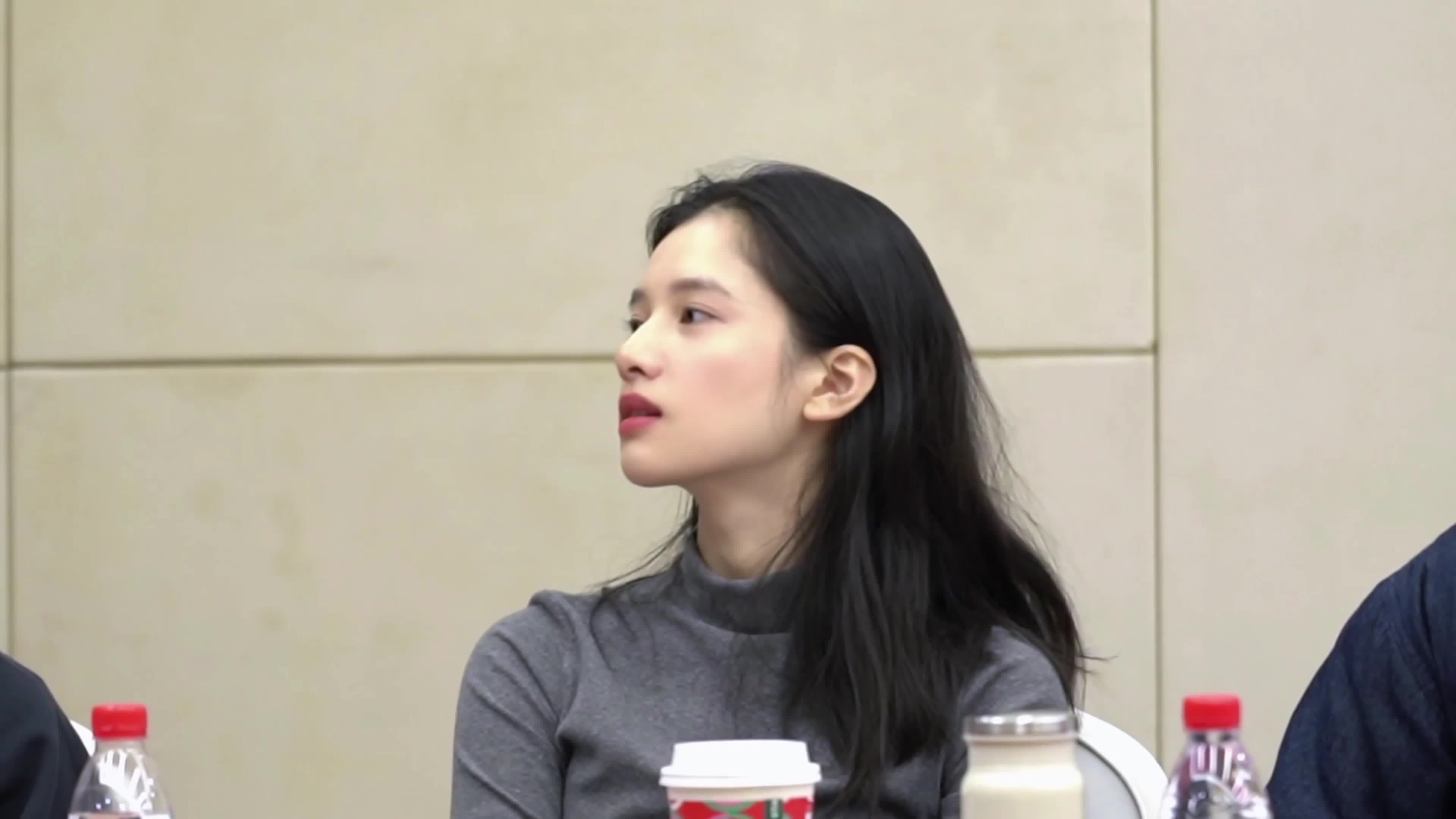 这就是骨相美的优势吧，张婧怡真的是越素越美 