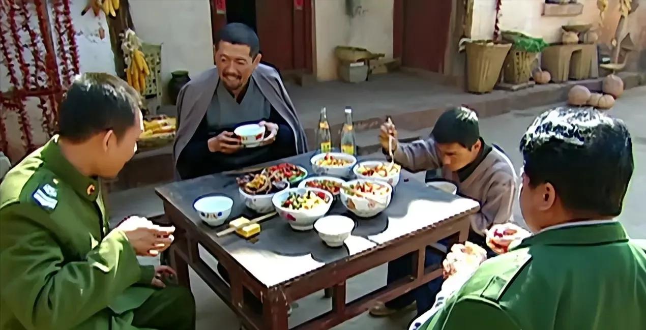 士兵突击中有一个场景特别离奇，就是史今班长到许三多村里征兵时，居然留在许三多家里