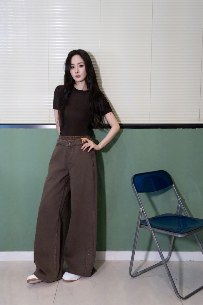 光追杨幂杨幂美拉德大波浪look 光追杨幂，杨幂美拉德大波浪look，满分夏日清