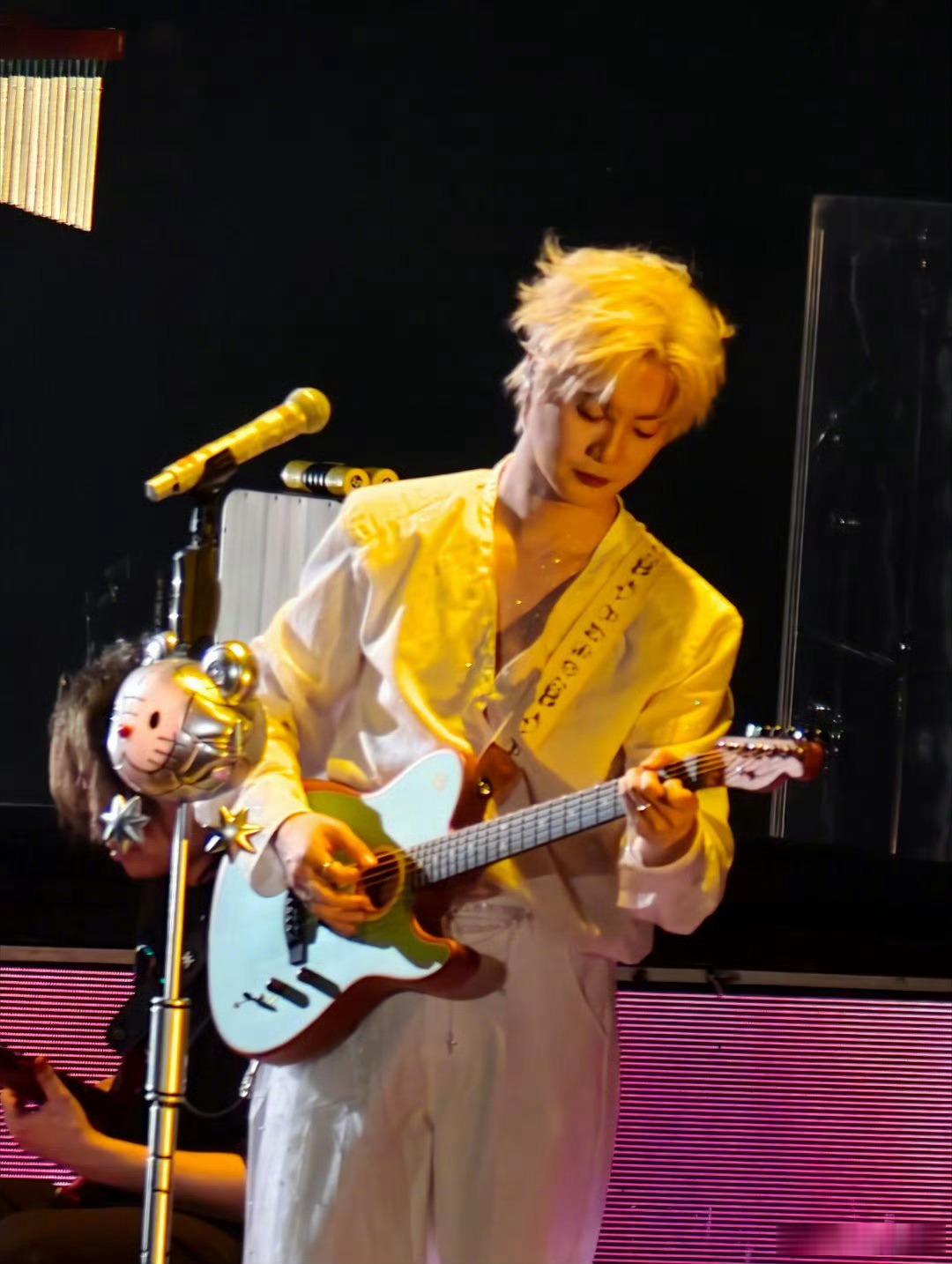 🔥陆虎人到40染白毛 内娱40+状态天花板！陆虎白毛造型又酷又帅，演唱会玩梗超