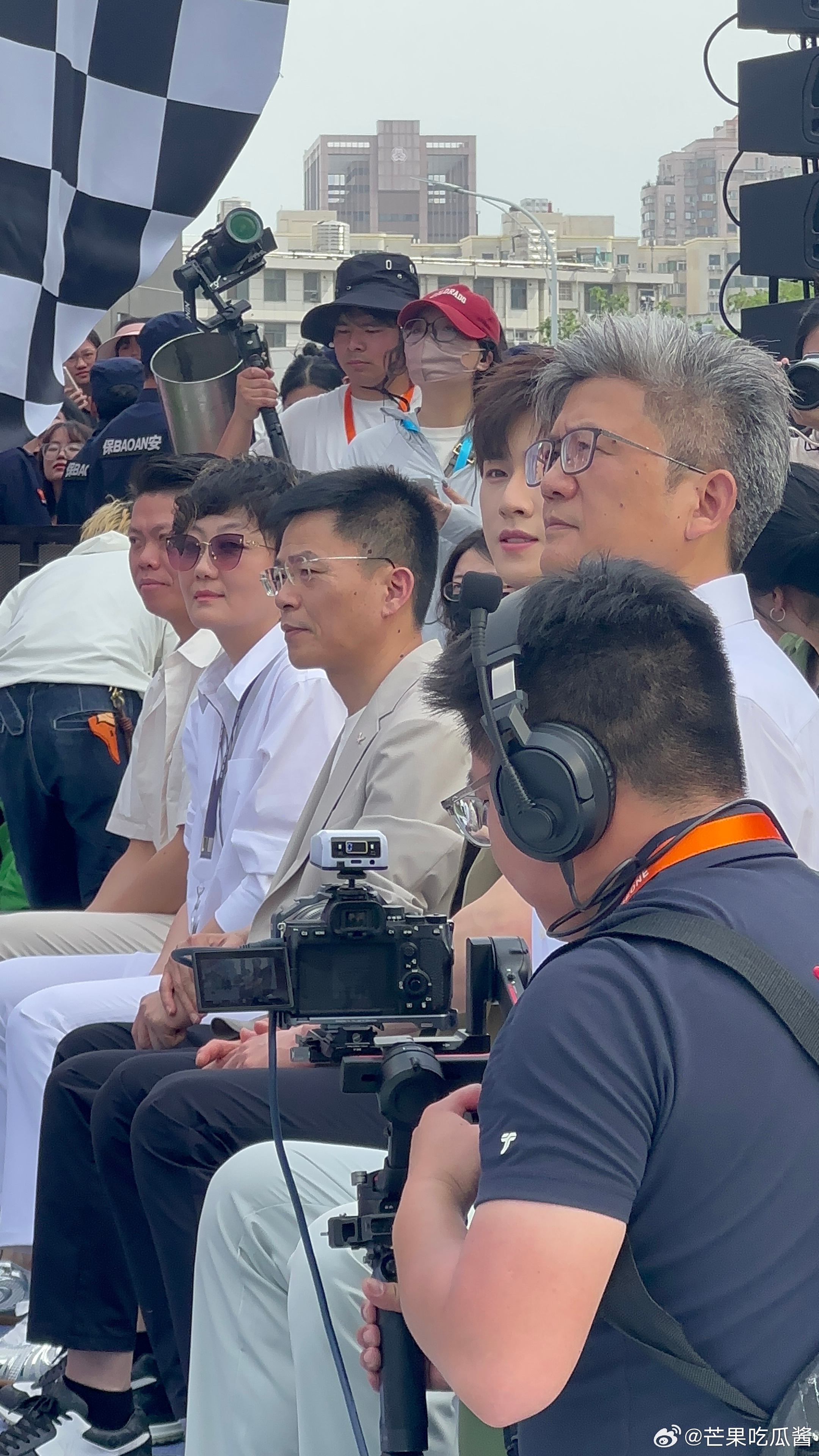 太好了是李昀锐夏天有救了  武汉热浪被小林酒窝冻成冰晶银河，活动现场炸出“男友力