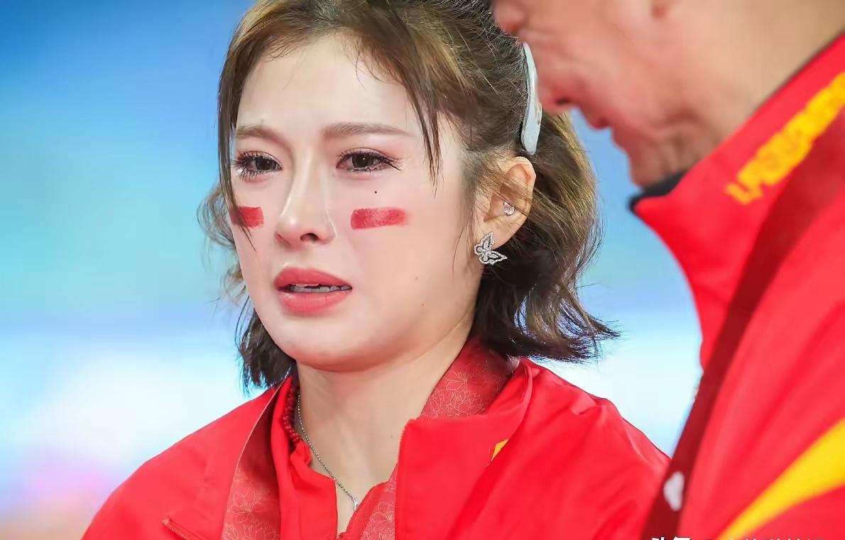 吴艳妮能取得如此成功，
给所有的父母提了个醒，
作为父母可以没有高文化，也可以没