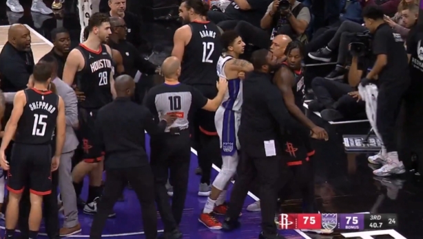 极品绅士！火箭vs国王冲突 亚当斯身体当墙保护女裁判！