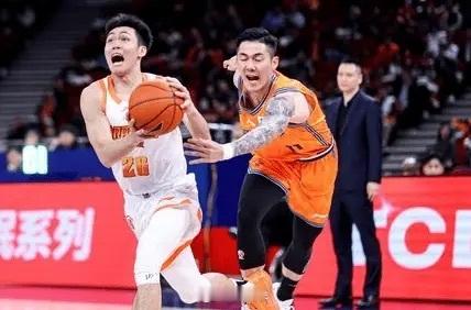 庞峥麟今晚出战24分钟，9投2中仅得5分5篮板6助攻1抢断，他面对更严密的防守，