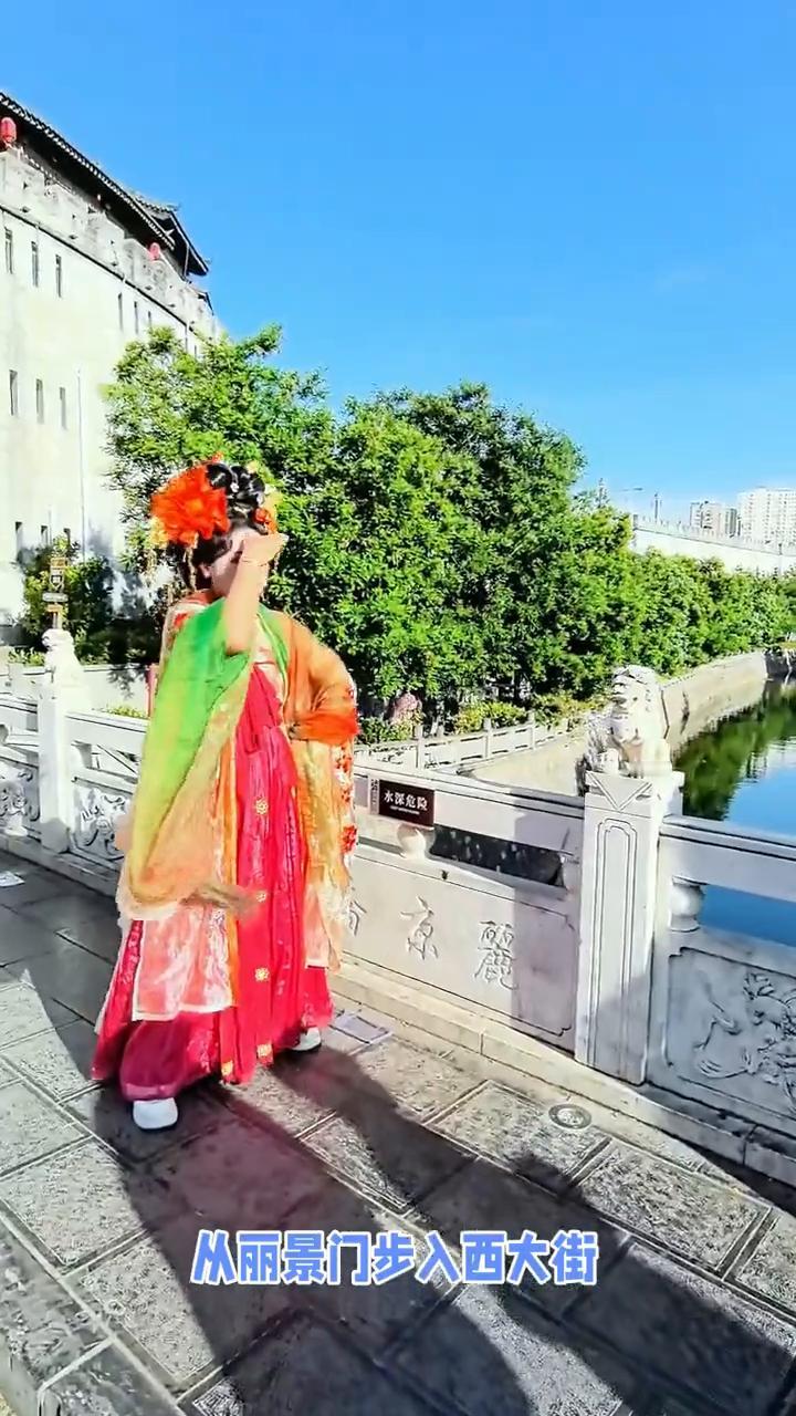 五一小长假，人如潮涌。
洛阳老城：五一小长假。五一小长假，我们来到了洛阳老城。从