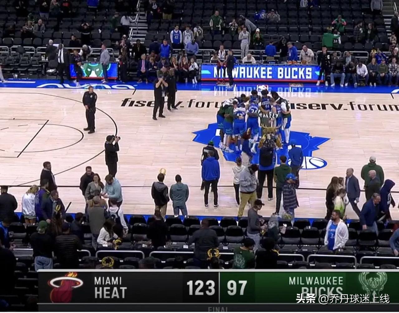 NBA赛场：雄鹿队赛后在球场中圈抱团加油，这么振奋人心的动作，我以为你们赢了，结