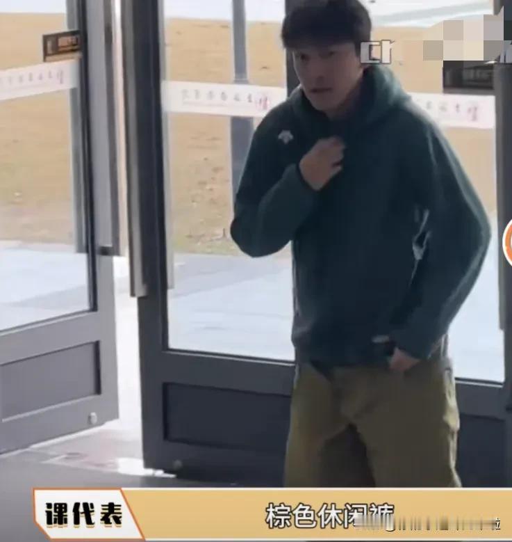 胡歌一身休闲装爆改男大学生，身穿墨绿色上衣，搭配卡其色工装裤，真的休闲又减龄，跟