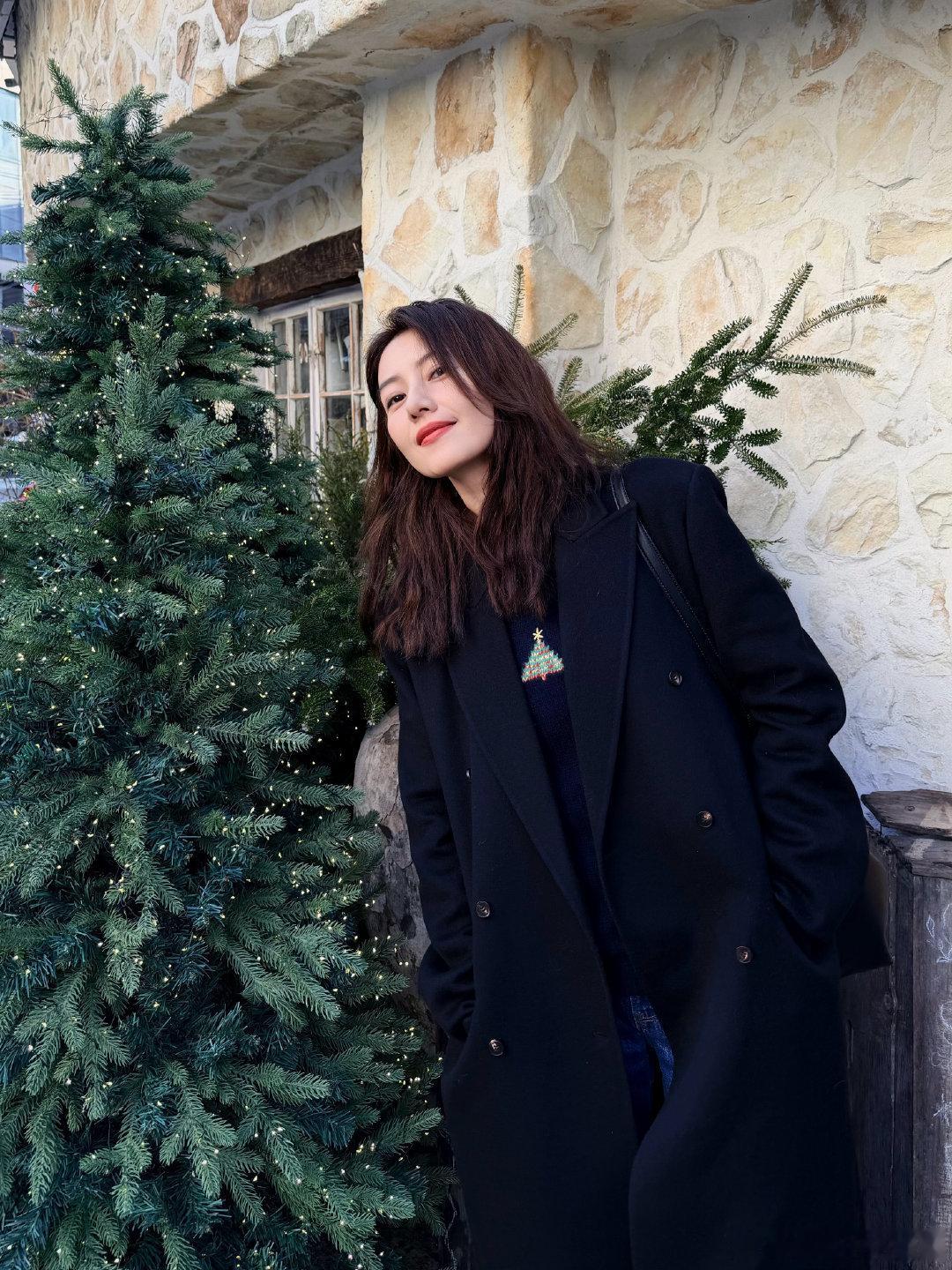 高圆圆 出片全靠闺蜜高圆圆韩国街头美照刷屏！全是闺蜜随手抓拍，穿搭温婉时髦，松弛