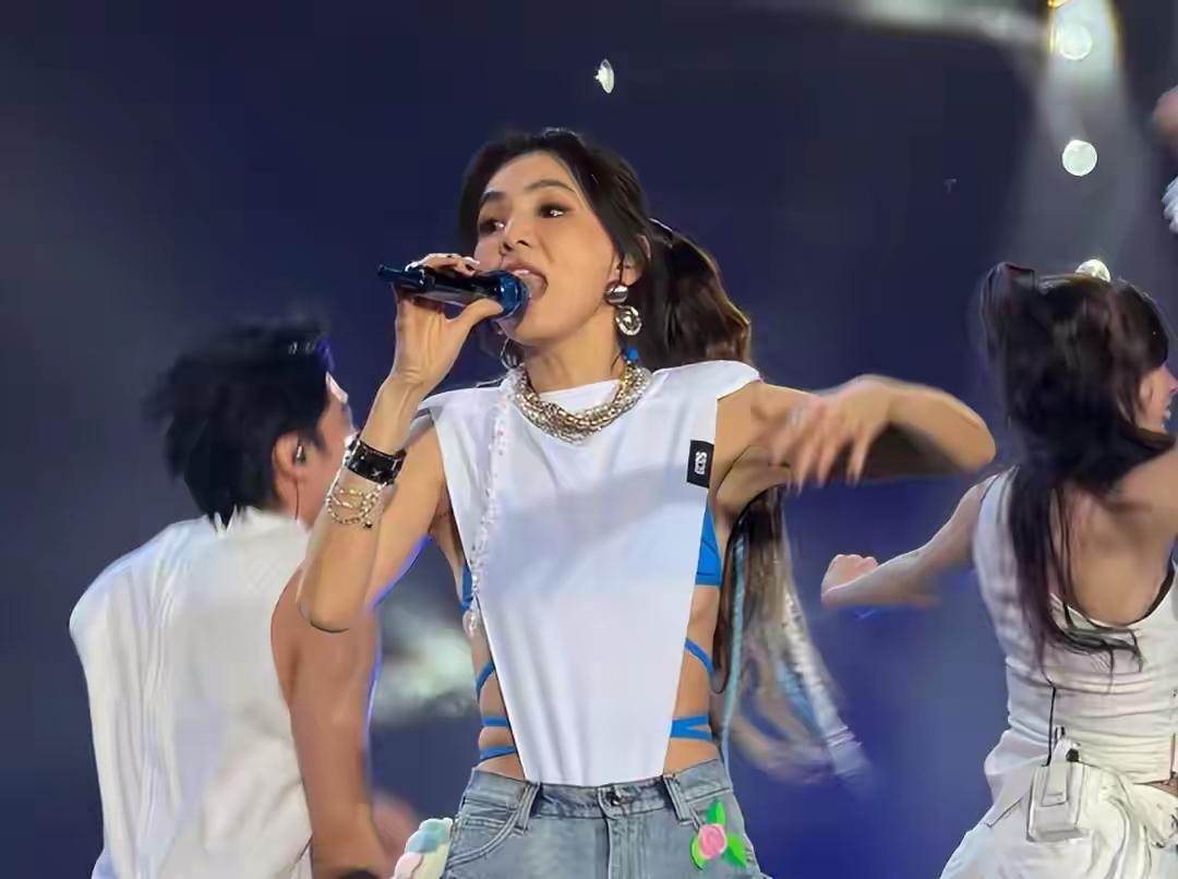 45岁Ella重庆演唱会瘦到让粉丝心疼，穿蓝色穿搭露排骨胸、细胳膊，和伴舞同框显