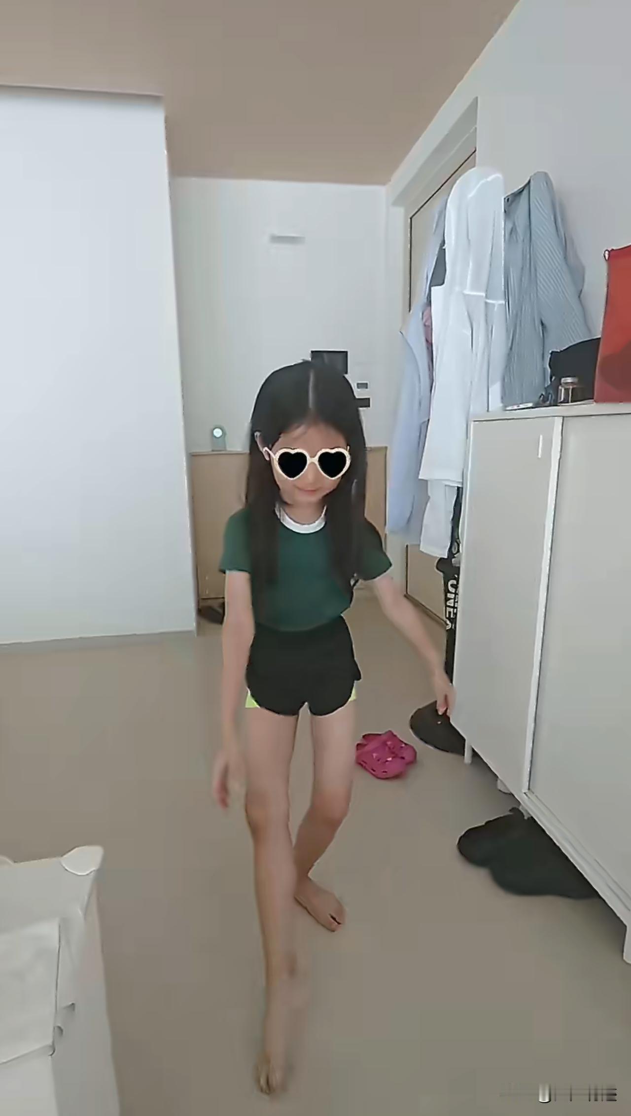 超模张梓琳后继有人，还不止一个，是一双。

公知，世界小姐冠军，国际超模张梓琳和