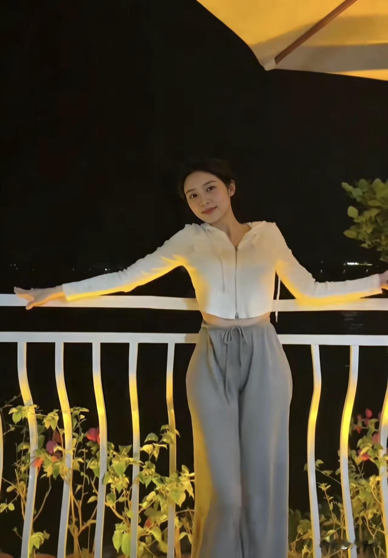 上句：佳人倚栏杆，
谁对下一句？