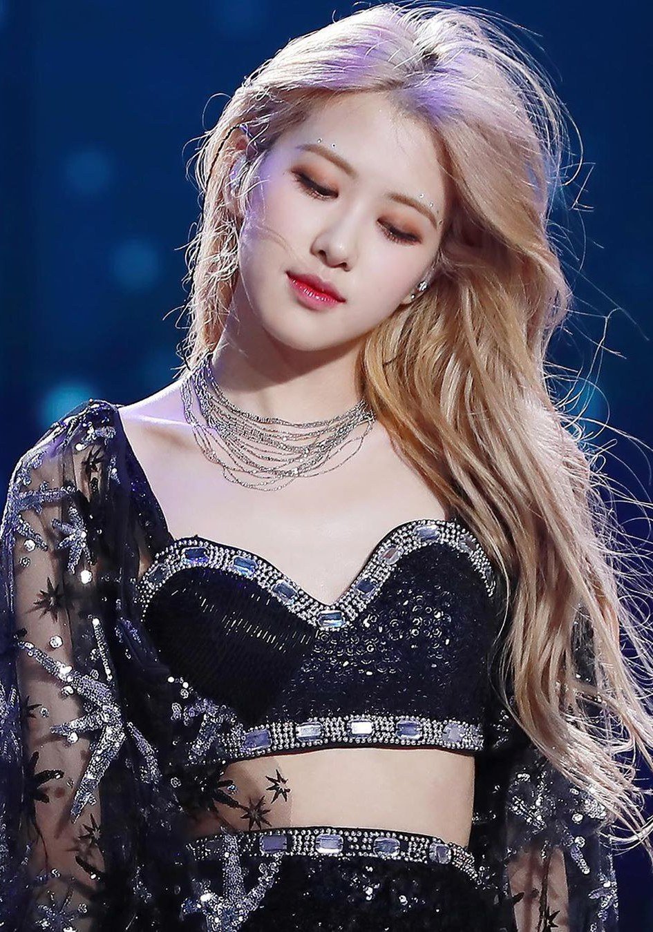 被朴彩英邀请上台的粉丝好幸福2025年7月5日，BLACKPINK高阳演唱会上，