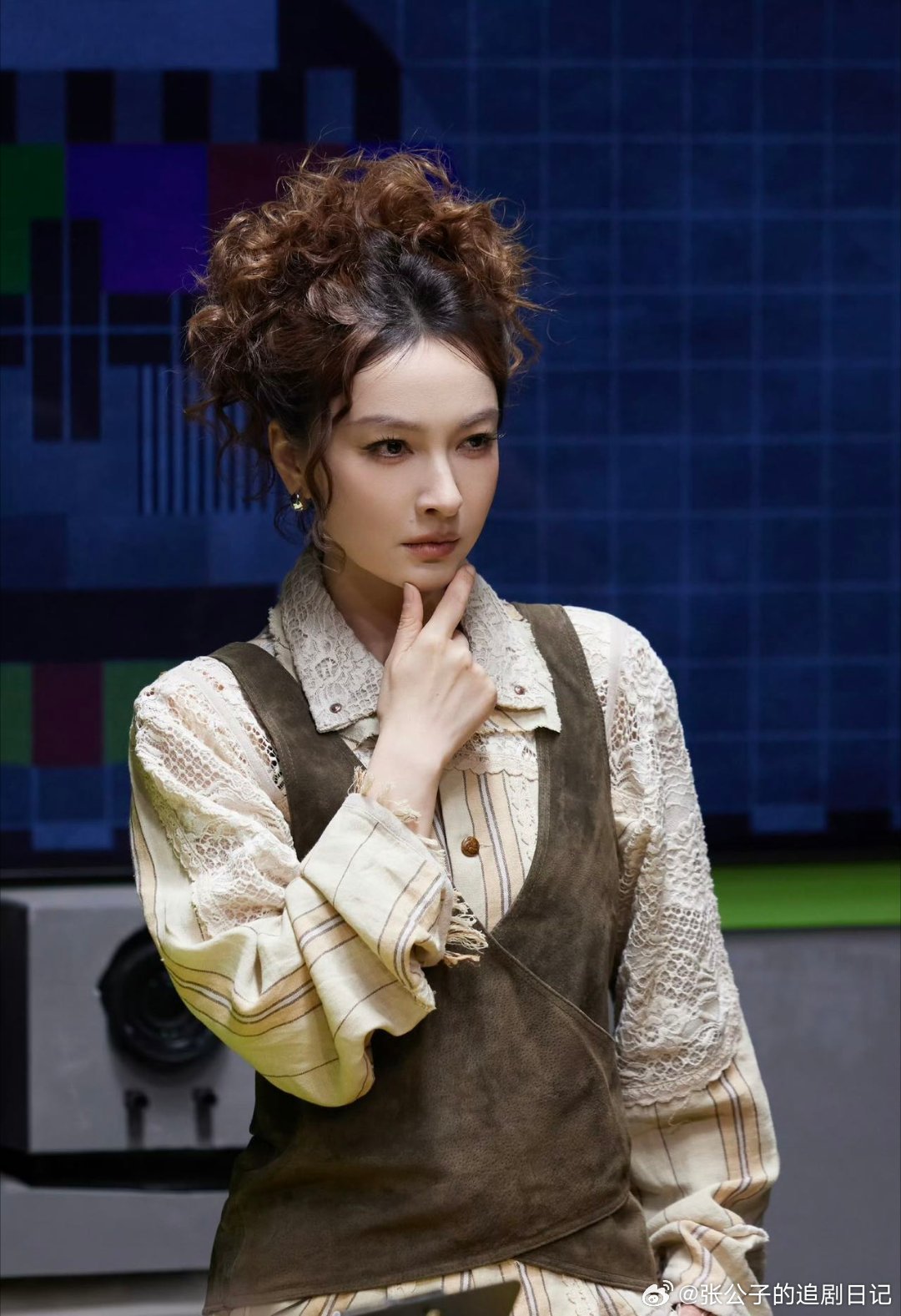 吴昕哄老年人是专业的大侦探吴昕哄老年人是真专业！张宥浩扮七十岁老人搜证还唱歌，昕