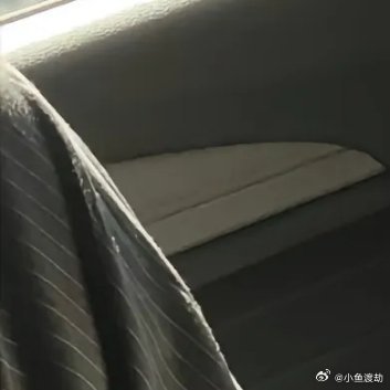 门缝里的那道光小时候你怕黑，父母总是把门留一条缝，让走廊的光透进来。你看着那道细