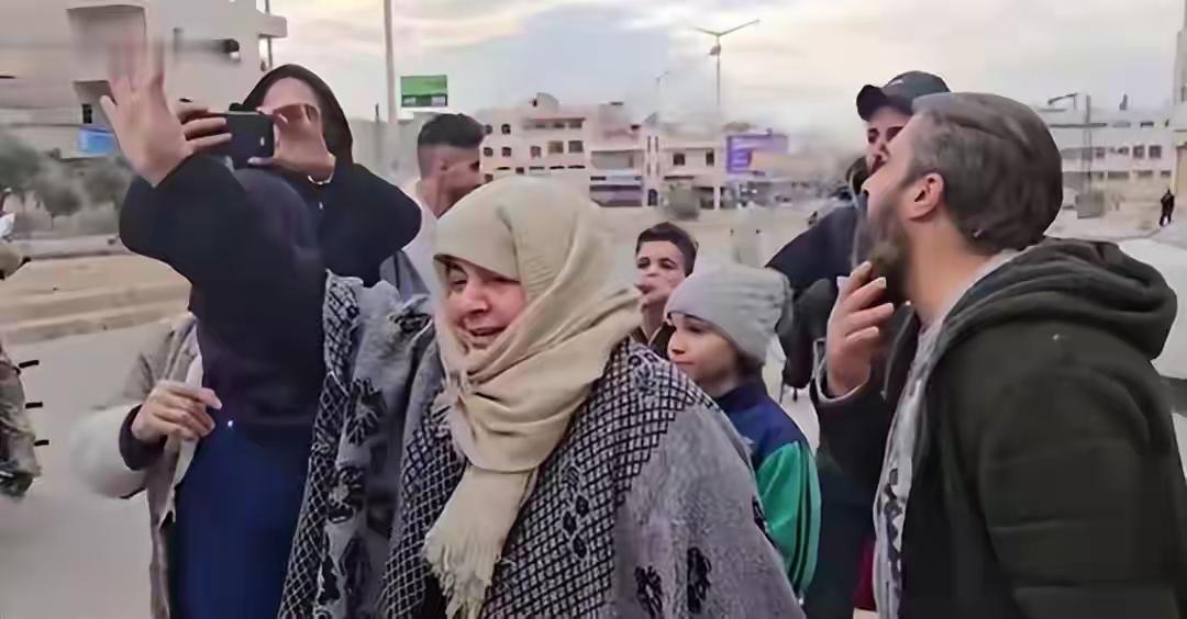 叙利亚人民饿醒了？首都爆发大规模示威游行，高喊朱拉尼下台