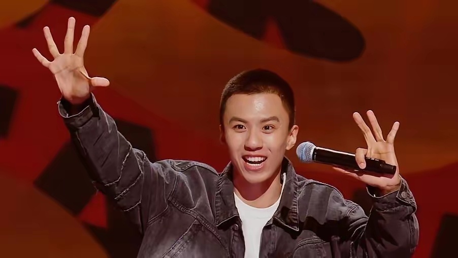 付航CJ现场再现Passion名场面他站在ChinaJoy的舞台上，依然是那副精