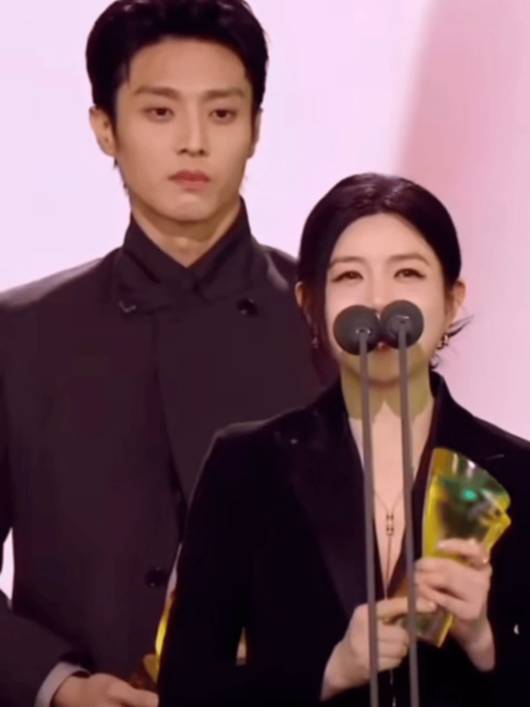 今天鹅的镜头是懂网上冲浪的！周柯宇没来，直接切给陈妍希和陈靖可刷到过他俩的互动帖